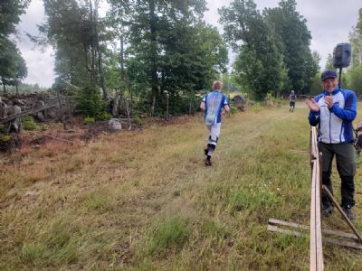 Magnus Olsson hejar på Simon Waxegård under fjolårets Tjoget i Slätthult då Lessebo OK stod som huvudarrangörer. I är är det Emmaboda-Verda som står för arrangemanget.
