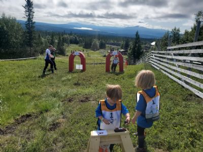 Agnes och Joar stämplar vid en Miniknatkontroll och springer sedan parallellslalom. Temat för dagen var vintersport.