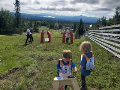 Agnes och Joar stämplar vid en Miniknatkontroll och springer sedan parallellslalom. Temat för dagen var vintersport.