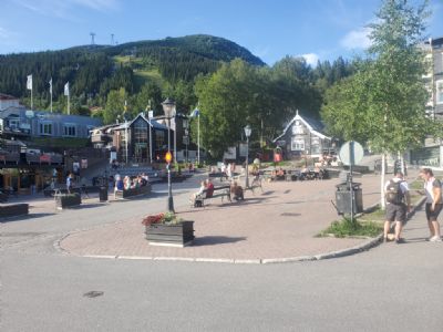 	Torget i Åre vid O-ringen 2023. Kontrasten kan knappast bli större jämfört med O-ringen Smålandskusten 2024.