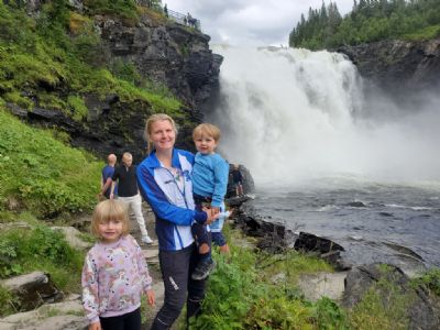 Tännforsen var ett av flera utflyktsmål som under vilodagen invaderades av massor av orienterare.