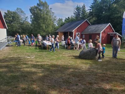 Sommarkväll vid stugan innebär massor av Torsås OK:are som har trevligt tillsammans.