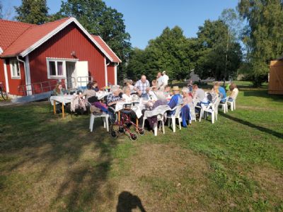Hamburgare och fika smakade bra i det fina vädret.