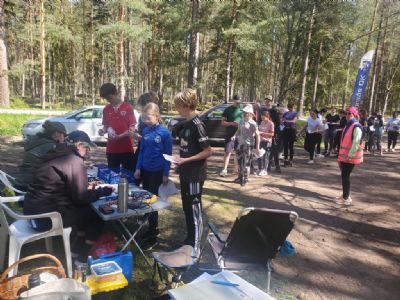 Åk 6 på Torskolan får Sportidentpinnar av Ulla och Lena innan de ger sig ut i terrängen.
