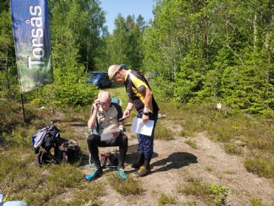Adrie och Bosse diskuterar strapatserna i skogen.