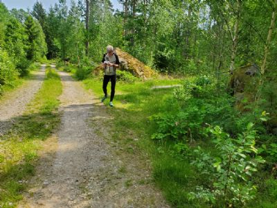 Adrie ute i terrängen på sistasträckan. Loppet kom att räcka till seger i Föreningskavlen.