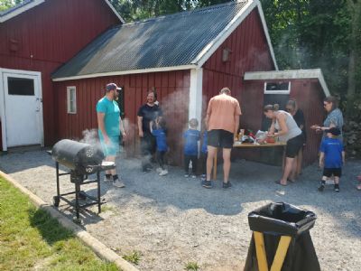 John hade hand om grillen då det bjöds på hamburgare och korv.