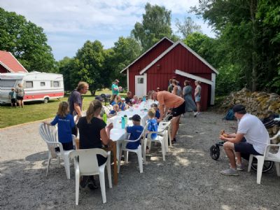 Massor av barn vid bordet då det åts hamburgare mm.
