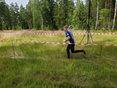 2024 gjorde Maria sitt första tjoget på länge. Här spurtar hon i mål på andrasträckan.