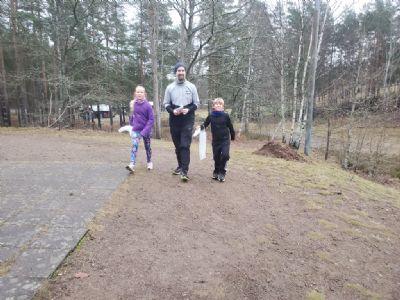 Amelie, Mikael och Leon Lindqvist har varit med på slutet. Riktigt skoj att de velat testa orientering både inne och ute. Här kommer de till målet efter att ha hittat skatten.