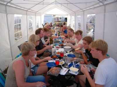 Många långbord har det blivit genom åren. Här är det kycklingkväll på O-ringen i Hälsingland 2011. Många bekanta ansikten!