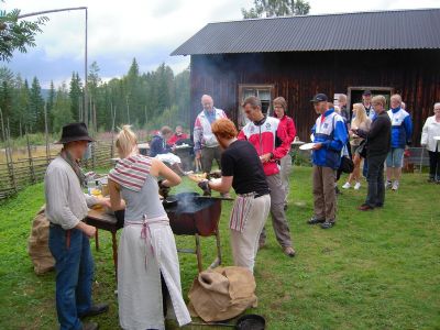 	Torsås OK i väntan på kolbullar vid en fäbodvall utanför Edsbyn. Detta hände i samband med O-ringen i Hälsingland 2011. Lars Henriksson, Sundsvalls OK, är också med.