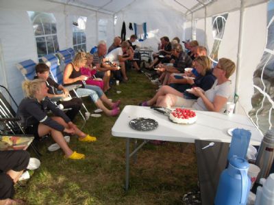 Tårtkalas i Torsås OK på Hallands 5-Dagars 2012.