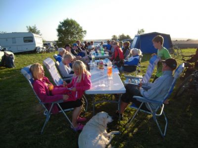 Många härliga kycklingkvällar med långbord har det blivit genom Torsås OK-historien. Här en bild från O-ringen i Halland 2012.