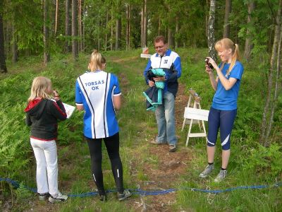 Moa och Maria vid vår egen etapp under U 5-dagars 2009. Percy arbetade vid starten och banläggaren Emma fotograferar.