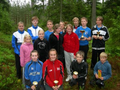 Prisutdelning efter Ungdomens 5-Dagars sista etapp i Nybro. Året lär vara 2009. Fr.v. syns Maria, Stephen, Christian, Arne, Gustav K, Jakob A, Albin H, Moa H, Madelene, Emma S, Stina A, Sara, Elise, Axel och John H.