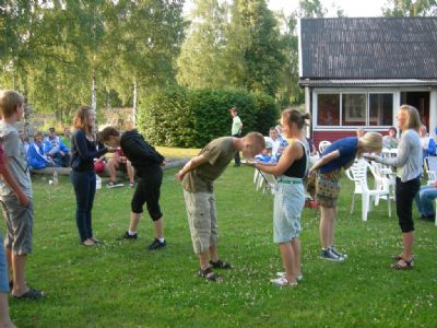 14 juli 2009 och en mycket välbesökt sommarkväll vid stugan. De som arrangerar är Sara Emilsson, Elise Hjelm och Maria. De tävlande är Anna, Tobias Wigertsson och Emma Olsson.