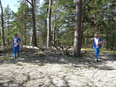 Bild från ett tidigt Ölandsläger. Tony och Tommy kämpar i den underbara terrängen vid Ängjärnsudden.