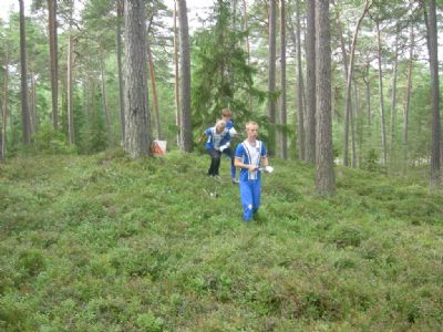 	Från Ölandslägret 2009 och ett pass i den fina terrängen på Böda Sandkartan. Tobias Wigertsson, Maria och Stephen är på väg ut från en kontroll.