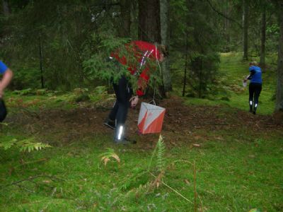 Bild från klädnypejakten förra hösten. Sofie är vid kontrollen och Maria är på väg därifrån med en klädnypa.