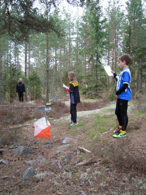 Viktor Alexandersson vid en kontroll på Ålems etapp av Ungdomens 5-dagars 2010.