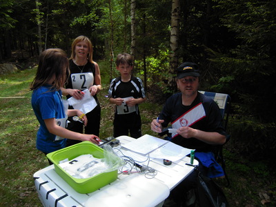 Anders var en del av tävlingsledningen under 2010 års Föreningskavle. Matilda, Catrine och Gustav tar ut sina sträcktider.