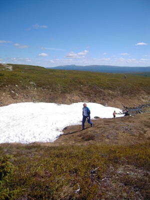 Ulla spurtar i mål på Fjällorienteringen i Idre 2010. Snödrivor mitt i sommaren!