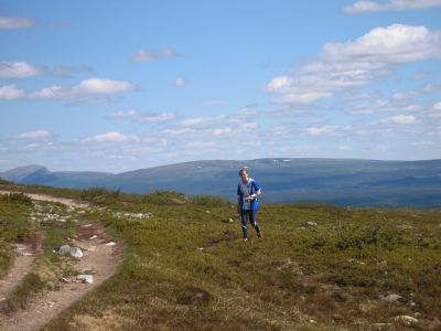 Sara på väg mot mål på Nipfjällets fjäll-OL under Idreveckan.