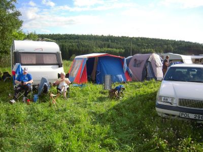 Orienteringscamping vid Tjust 2-dagars ifjol. Stig och Harriet tar igen sig efter dagens lopp.