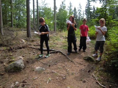 Bild från ungdomslägret vid stugan i somras. Gustav, Matilda, Max och Nicole på Rävjakten.