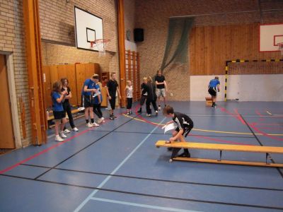 Ungdomar i gymnastiksal