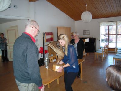 Det &auml;r vandringspriset &Auml;lghornet som ungdomarna t&auml;vlar om. H&auml;r &auml;r det Maria som tar emot det p&aring; &aring;rsm&ouml;tet 2011. 