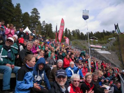 EM i Dalarna 2012 gick bl.a. vid Lugnets skidstadion. Ett gäng från klubben var med på en bussresa med grannklubbarna. Stig och Harriet syns nere i mitten. Nu ihelgen avgörs årets 10-mila med samma målplats.