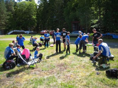 Vi har sedan några år ett samarbete med BTH OL-academy i Karlskrona. Det innebär att vi sätter ut en träning per halvår till dem. Med dem följer ofta ett gäng från OK Orions elitgäng. Här är världslöparna Oleksandr Kratov och Nadiya Volynska med träningen 2013 i Bodhyltanskogen. Träningen lockade även löpare från EVOK.