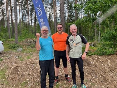 Fjol&aring;rssegrarna i v&aring;r fina klubbstafett, F&ouml;reningskavlen. Fr.v. Tommy, John och Adrie.