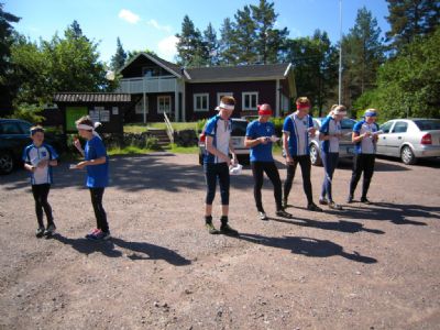 Redo för start på vår lagtävling på klubblägret 2012. I bakgrunden syns SOK Viljans klubbstuga.