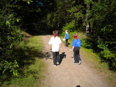 Det röda laget ute på lagtävlingen på Minilägret.