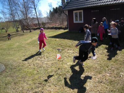 Bild från vår välbesökta nybörjarkurs 2011. Här är det Hedda Jakobsson och Nils Rooth som springer stämpelstafetten.