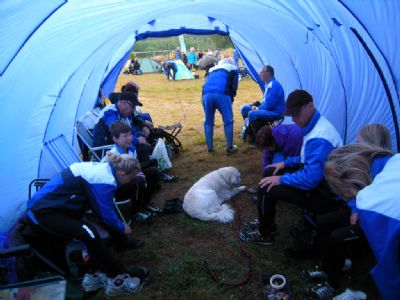 Förberedelser i Torsås OK-tältet vid OK Dackes sommartävling 2012.