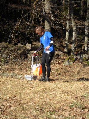 Catrine Olsson vid sista kontrollen. Catrine har g&aring;tt fram&aring;t v&auml;ldigt snabbt och sprang nu &Ouml;M 5. Magnus g&aring;r ocks&aring; fram&aring;t v&auml;ldigt snabbt och sprang &Ouml;M 8.