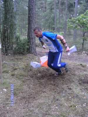 Jonas stämplar vid sista kontrollen på Sprinthelgen i Höga Sand förra året.