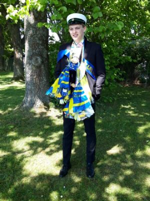 Simon Fogelström har nu gått 3 år på OL-gymnasiet i Olofström. Klubben uppvaktade med blommor.