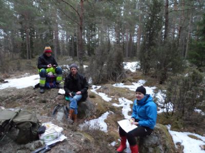 Fika bland några av de som ställde upp och rensade ris på tisdagskvällen. Fr.v. Jonathan Westlund, Magnus Lager och Maria Johansson.