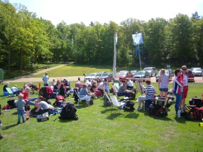 Illgrönt i Brunnsparken i Ronneby. Torsås OK-gänget njuter i solen.