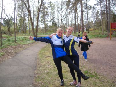 Maria och kompisen Frida från Vimmerby OK innan start vid SOK Viljans vårtävling i Havsslätt 2012.