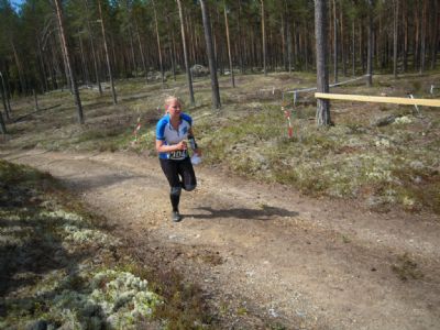 Maria på väg i mål under Silva League-tävlingarna strax söder om Edsbyn under våren 2012. Observera hur rent det är på marken i terrängen.