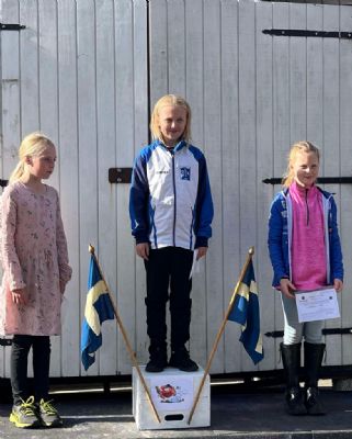Sofie Jonsson vann D 10 &ouml;verl&auml;gset p&aring; s&ouml;ndagens t&auml;vling i Karlshamn. 