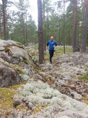 Magnus vid kontrollen branten under sommarlägret 2014 i den underbara terrängen i Grönlid. I bakgrunden syns Gustav.