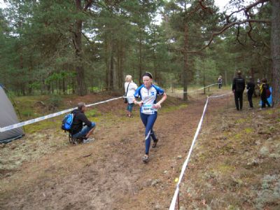 Emma spurtar i mål på fjolårets sprinthelg i Höga Sand.