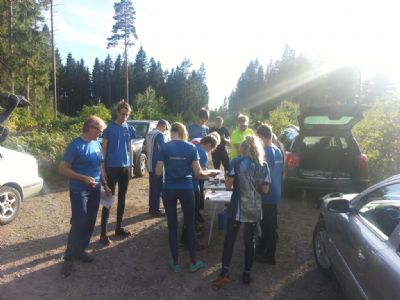 Harriet anmäler Maria under 2012 års välbesökta Stanley Cup. Roland är på väg att starta.